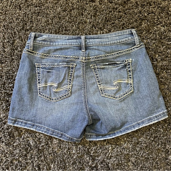 Silver Jean Co. Elyse Distressed Blue Jean Shorts. Size 29, 4”. - Picture 2 of 4